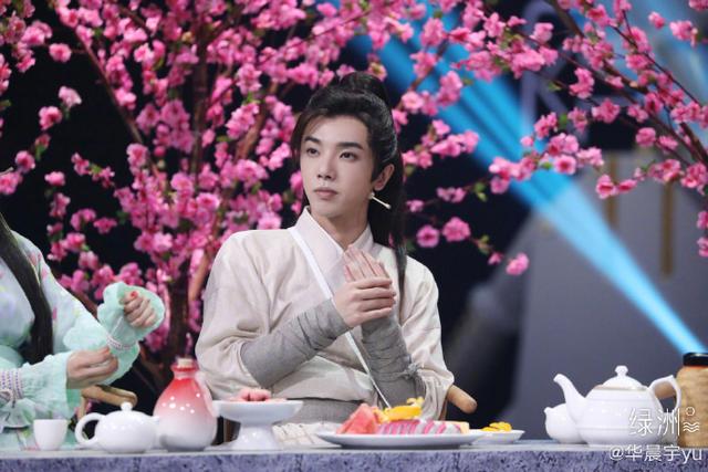 華晨宇曬古裝造型 臉型完美匹配武俠風(華晨宇曬古裝造型)(4)