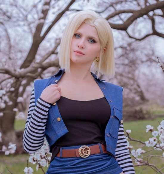 亞美尼亞小姐姐COS《龍珠》18號(hào)：成熟人妻身材火辣