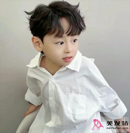 小男孩心形劉海 帥哭每個(gè)路人