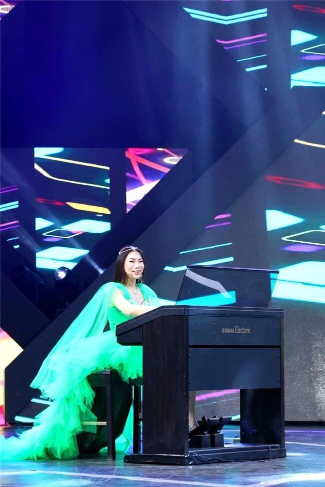 晏敏敏詞曲編唱雙排鍵演奏《炫彩中國 幸福無限》傳遞青春幸福旋律