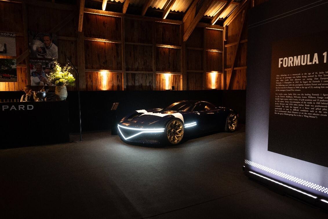 Chopard蕭邦聯(lián)合總裁卡爾-弗雷德里克·舍費爾攜手傳奇賽車手杰克·埃克斯共同揭曉全新創(chuàng)意合作成果 Mille Miglia Classic Chronograph JX7腕表