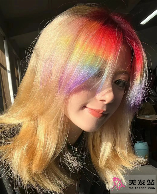 今年染發(fā)流行趨勢(shì) 浪漫彩虹色劉海染