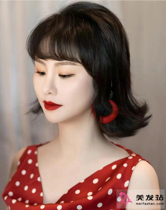 復(fù)古港風(fēng)發(fā)型 性感女人味盡顯