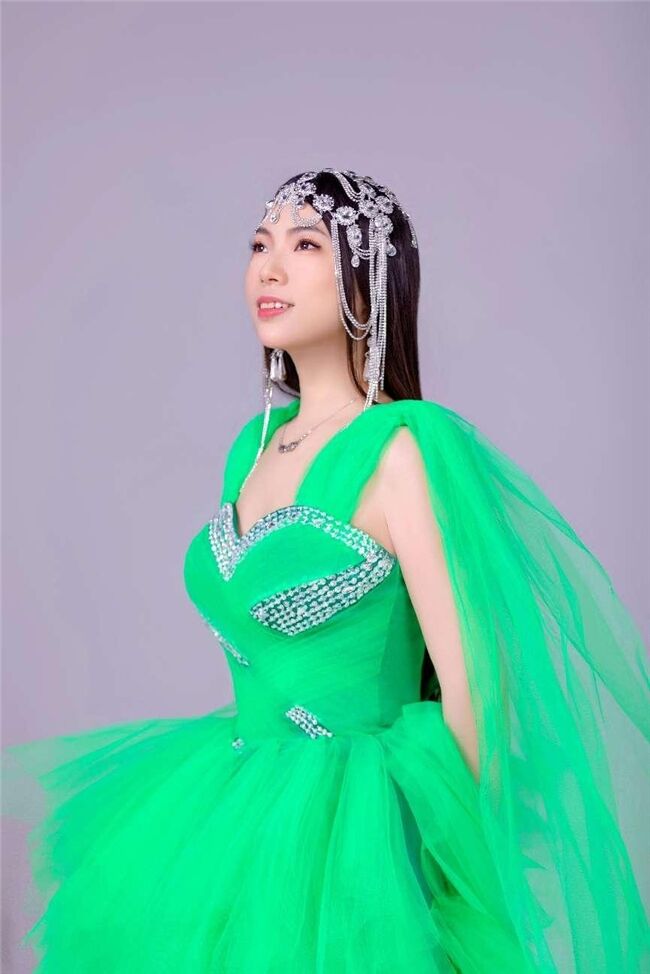 晏敏敏詞曲編唱雙排鍵演奏《炫彩中國 幸福無限》傳遞青春幸福旋律