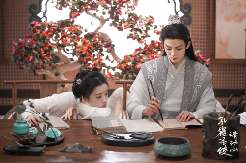 網劇《孔雀圣使請動心》今日開播，周峻緯張楚寒演繹雙世甜愛