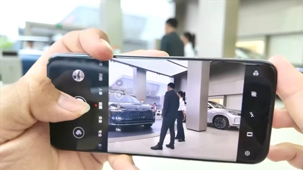 華為Pura 70 AI修圖逆天！10秒抹除人物 背景自然絲滑