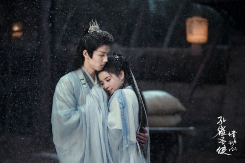 網劇《孔雀圣使請動心》今日開播，周峻緯張楚寒演繹雙世甜愛