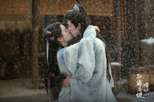 網劇《孔雀圣使請動心》今日開播，周峻緯張楚寒演繹雙世甜愛