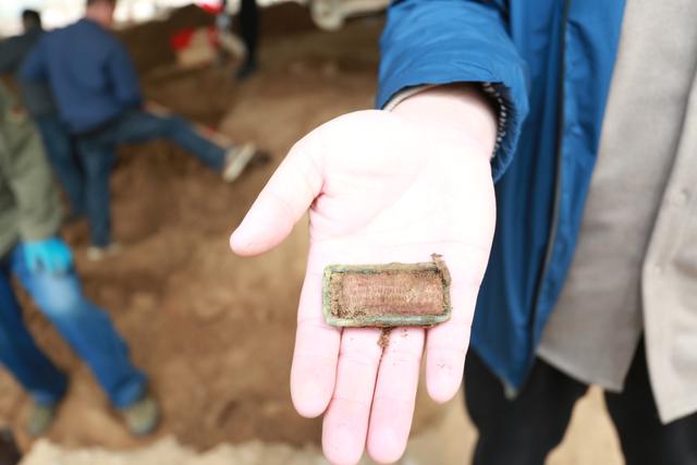 抗戰(zhàn)烈士墓發(fā)現(xiàn)年輕女子照片，河北當?shù)貙㈤_展烈士尋親工作 4