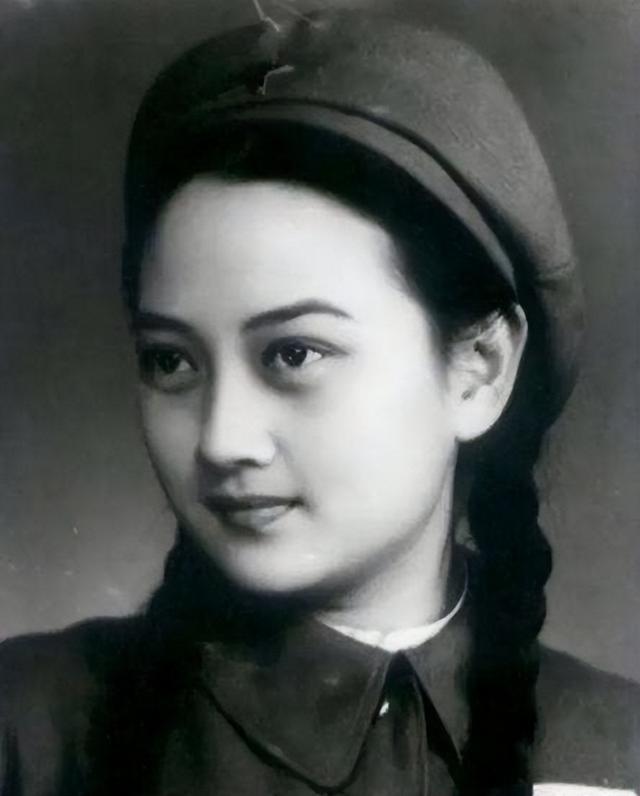王曉棠 上世紀(jì)家喻戶曉的女將軍，60后們的女神，如今卻少有人知（上世紀(jì)家喻戶曉的女將軍）(2)