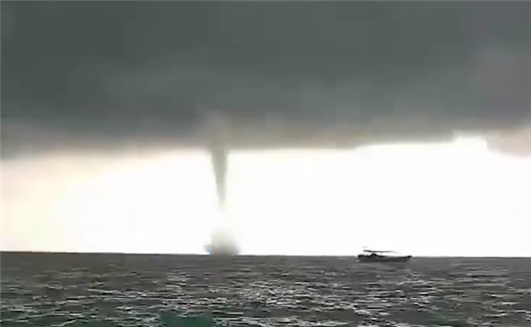 中國(guó)香港水域出現(xiàn)水龍卷：水柱從海面直沖云霄 專家科普原理