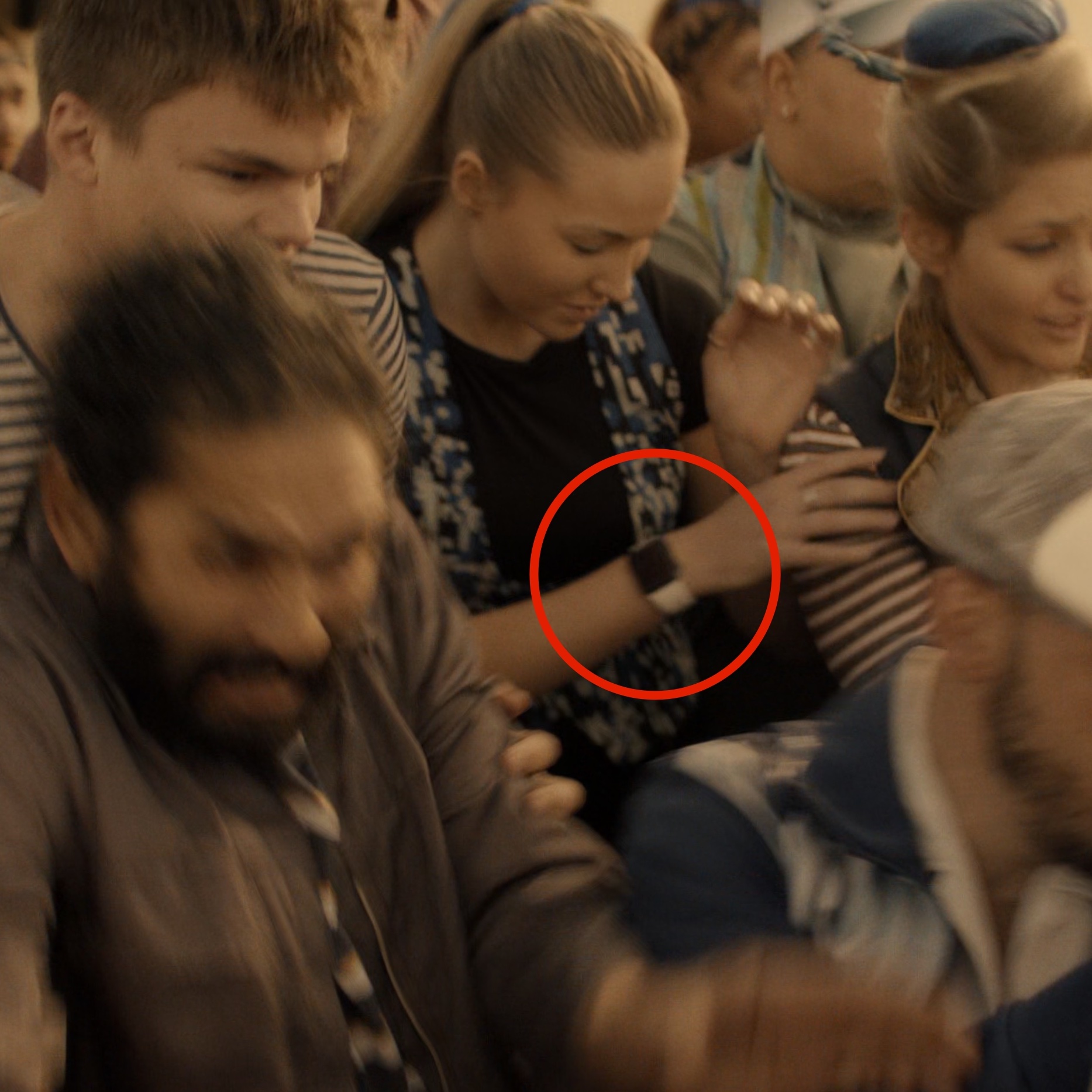 卡維爾新片《絕密型戰(zhàn)》預告出現(xiàn)錯誤：現(xiàn)代咖啡杯