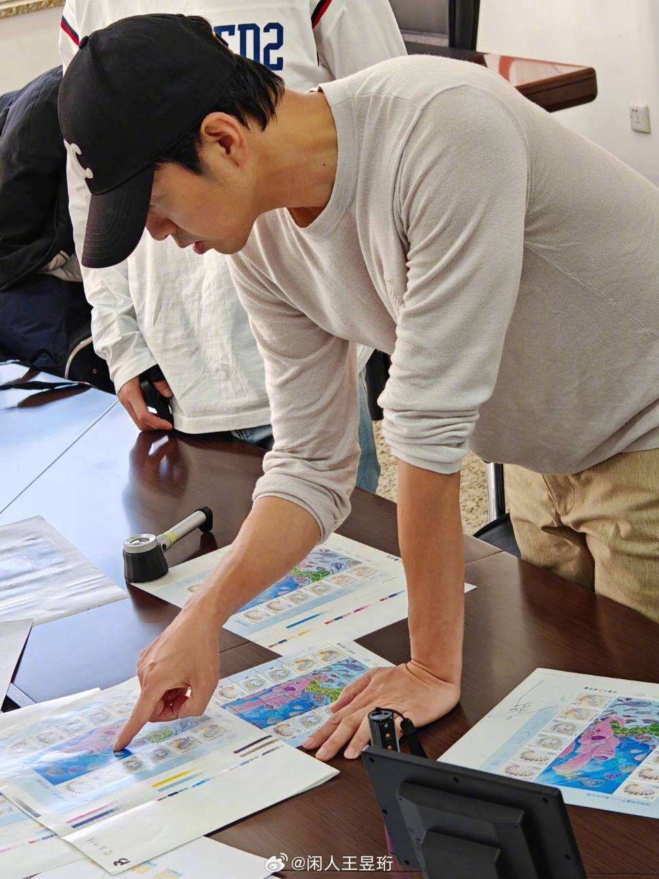 水哥王昱珩參與設(shè)計(jì)郵票正式發(fā)行 直播辟謠戀情：無中生有