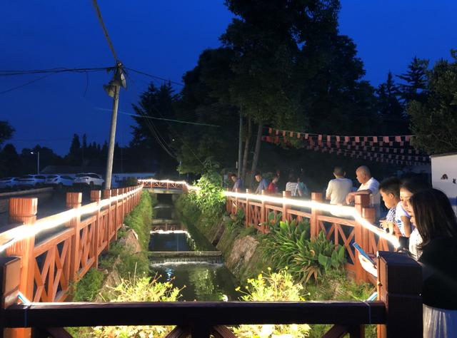 林盤(pán)里面火鍋滾燙 羊馬群眾日子興旺（林盤(pán)里面火鍋滾燙）(3)