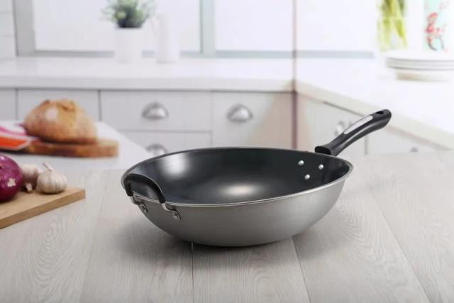 毒鐵鍋 遭央視多次曝光，把美食變成 毒藥 ，大家應(yīng)提高警惕（遭央視多次曝光）(10)