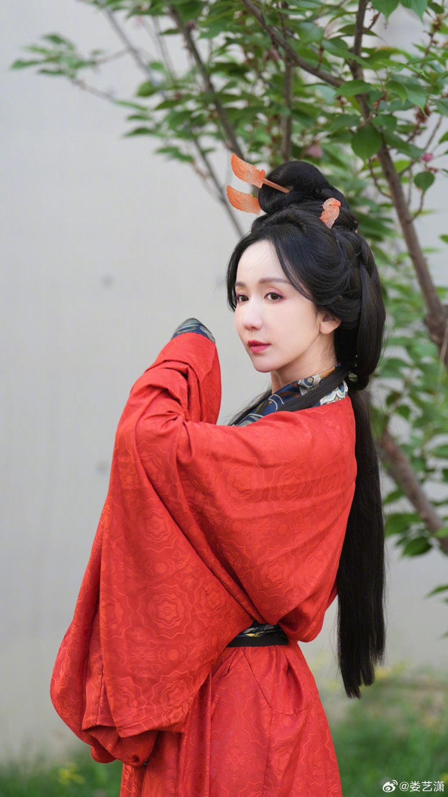 婁藝瀟打游戲穿漢服Cos武則天 真的非常驚艷！