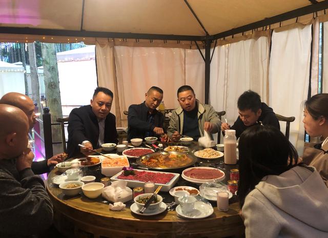 林盤(pán)里面火鍋滾燙 羊馬群眾日子興旺（林盤(pán)里面火鍋滾燙）(2)