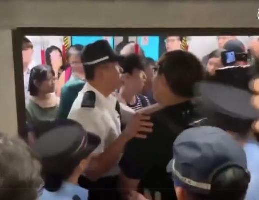 炮灰 們?cè)撔研蚜?為什么亂港派頭目子女無一上街游行（炮灰們?cè)撔研蚜耍?5)