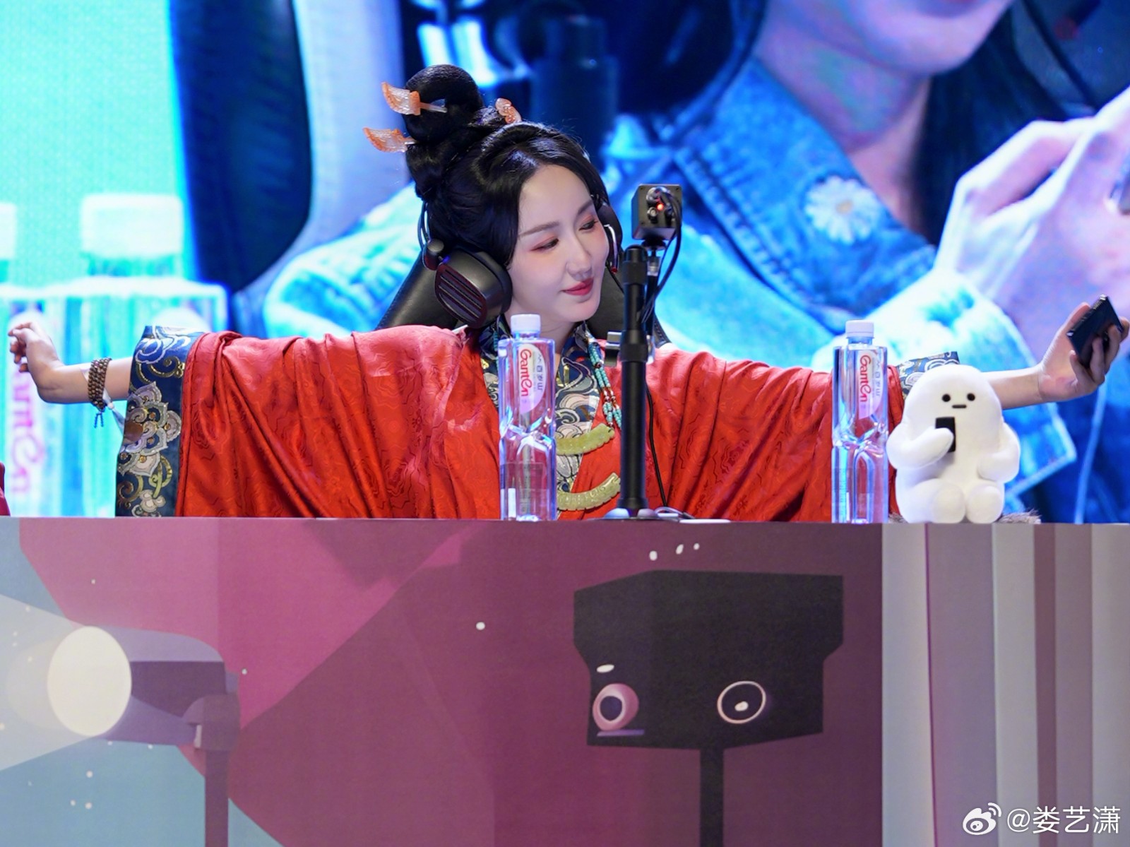 婁藝瀟打游戲穿漢服Cos武則天 真的非常驚艷！