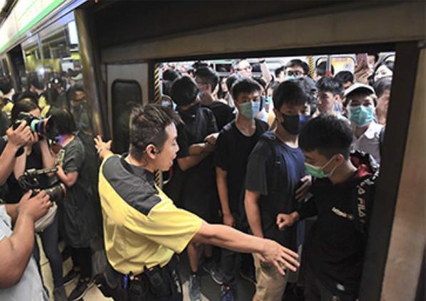 炮灰 們?cè)撔研蚜?為什么亂港派頭目子女無一上街游行（炮灰們?cè)撔研蚜耍?4)