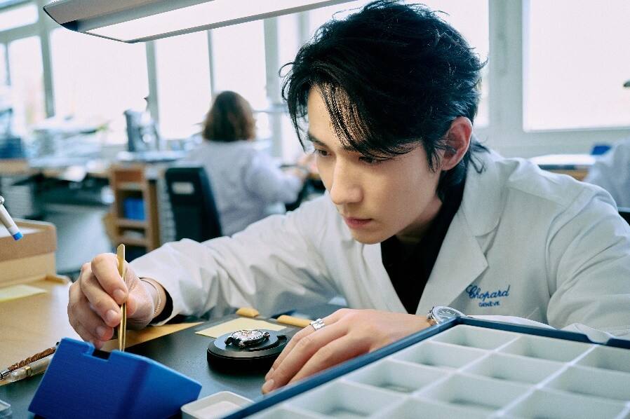 Chopard蕭邦全球品牌大使朱一龍參觀品牌工坊，探秘卓越匠藝與至臻美學