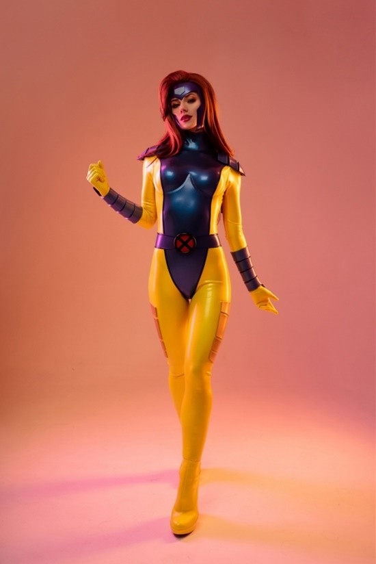 俄妹COS小丑女：膠衣抹胸 身材絕佳