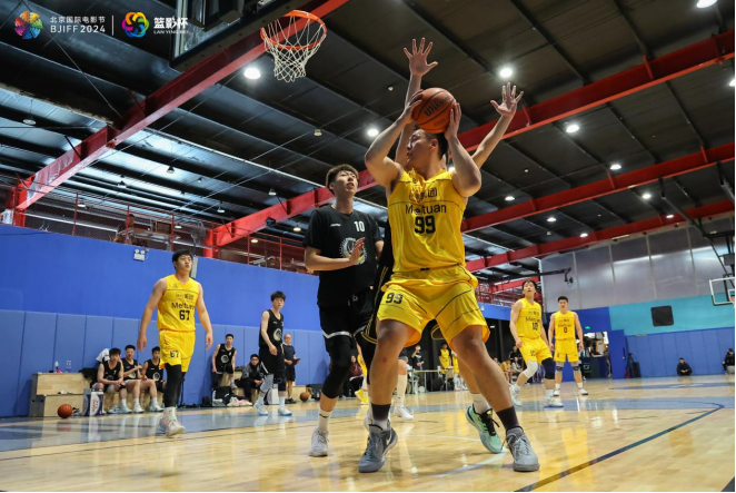 2024北京國(guó)際電影節(jié)·影人籃球賽激戰(zhàn)正酣，誰(shuí)將晉級(jí)半決賽？