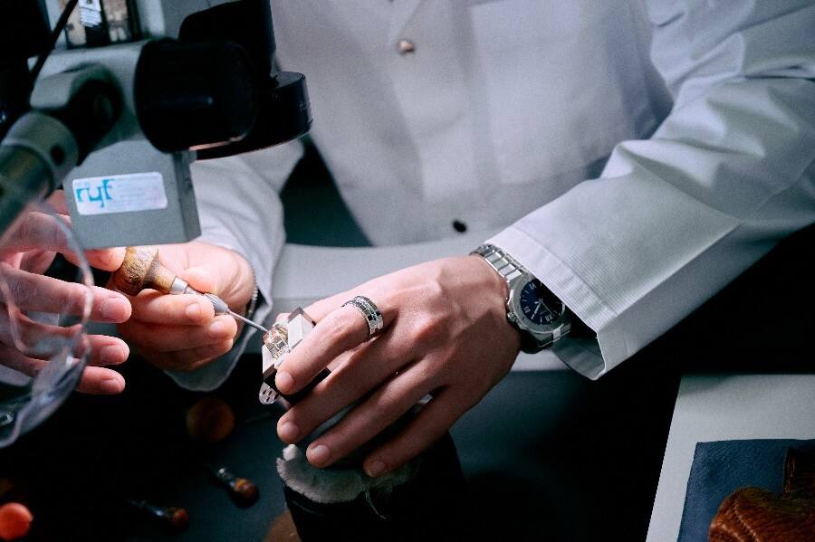 Chopard蕭邦全球品牌大使朱一龍參觀品牌工坊，探秘卓越匠藝與至臻美學