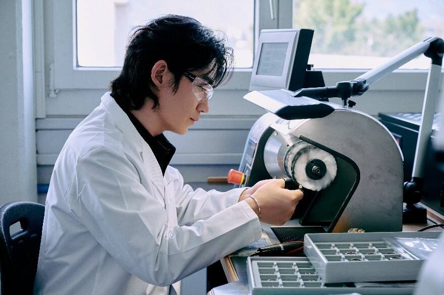 Chopard蕭邦全球品牌大使朱一龍參觀品牌工坊，探秘卓越匠藝與至臻美學