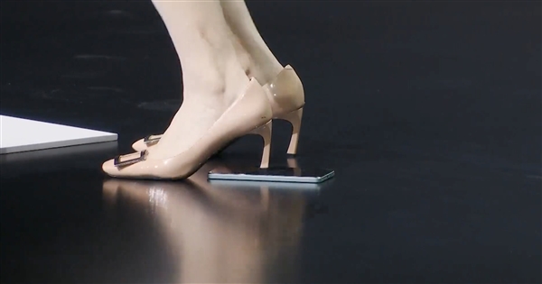 產(chǎn)品經(jīng)理穿高跟鞋暴踩OPPO K12：結(jié)果完好無(wú)損