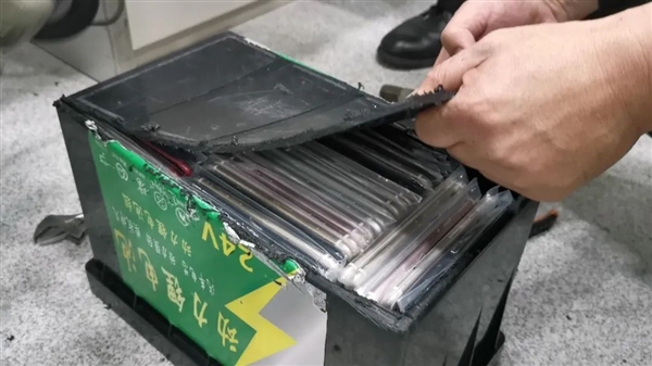 女子坐電動(dòng)輪椅入境 電池箱重達(dá)47斤 拆開大吃一驚