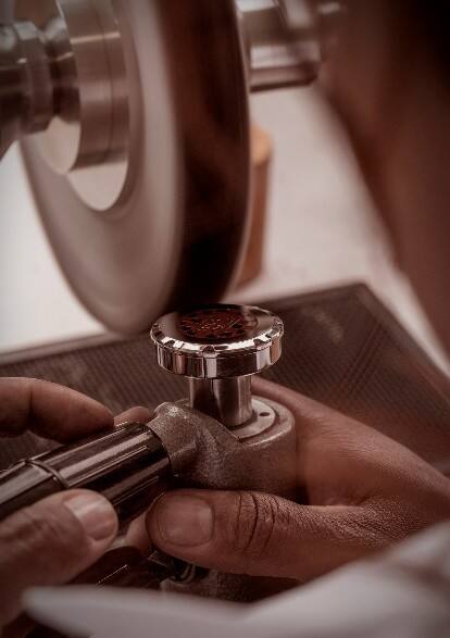 Chopard蕭邦全球品牌大使朱一龍參觀品牌工坊，探秘卓越匠藝與至臻美學