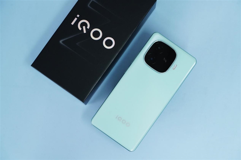 獨(dú)顯芯+三代驍龍8s強(qiáng)強(qiáng)聯(lián)合！iQOO Z9 Turbo評(píng)測(cè)：性能媲美旗艦的水桶機(jī)