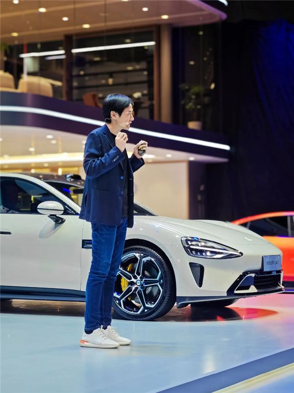 排面拉滿！北京車展大門橫幅就是小米SU7