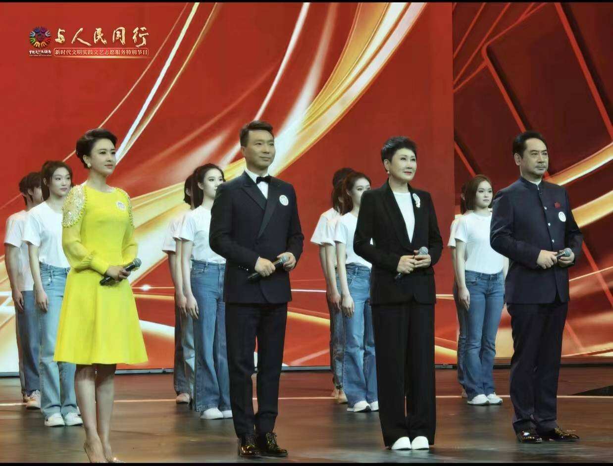 張凱麗、林永健、任魯豫獲學(xué)雷鋒志愿服務(wù)“四個(gè)100”最美志愿者表彰