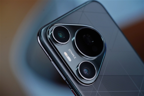 納米光織格紋奪目！華為Pura 70 Pro+魅影黑圖賞