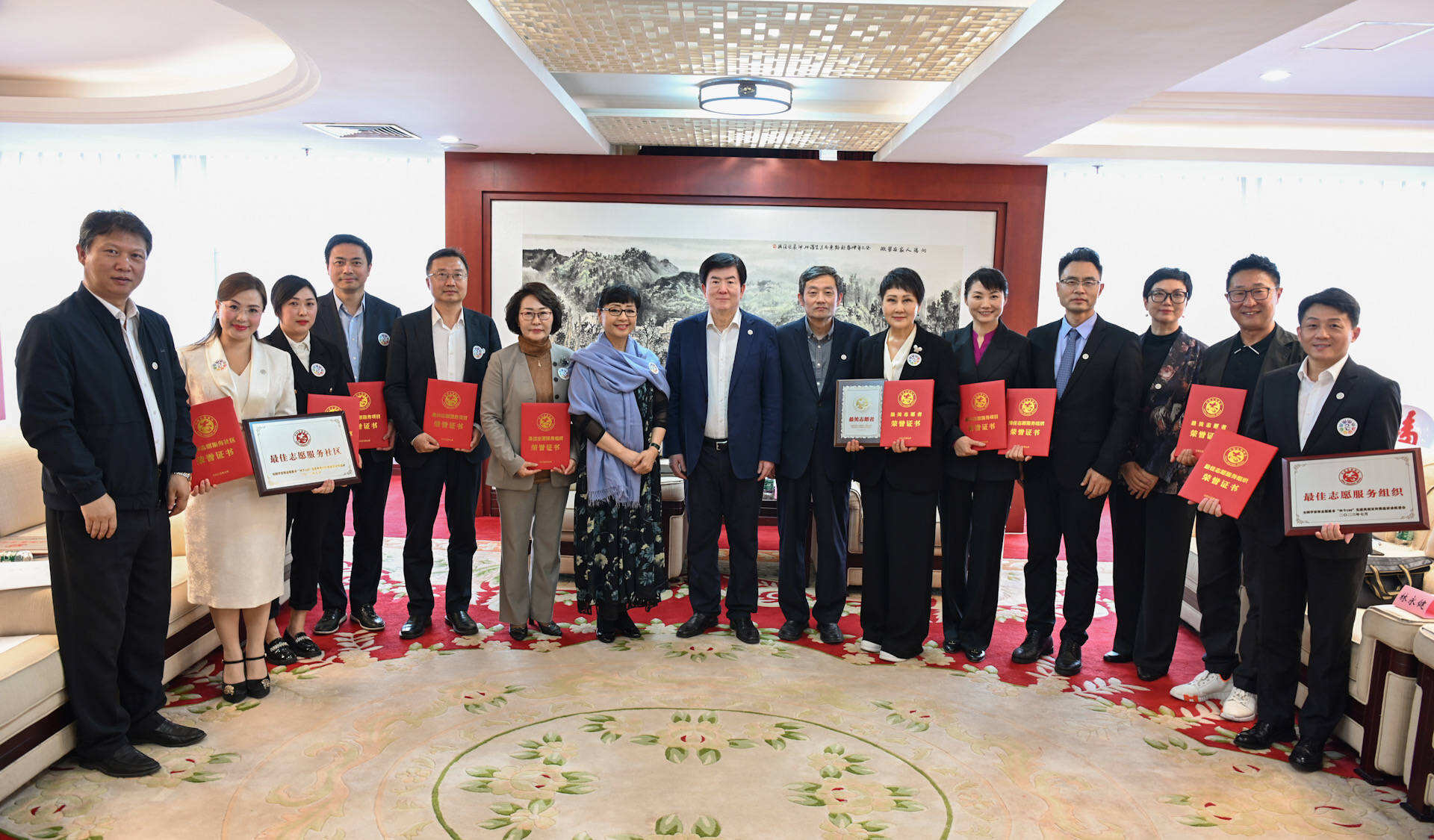 張凱麗、林永健、任魯豫獲學(xué)雷鋒志愿服務(wù)“四個(gè)100”最美志愿者表彰