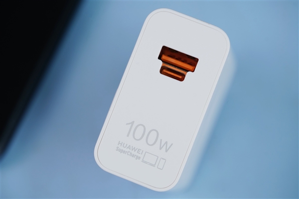 納米光織格紋奪目！華為Pura 70 Pro+魅影黑圖賞