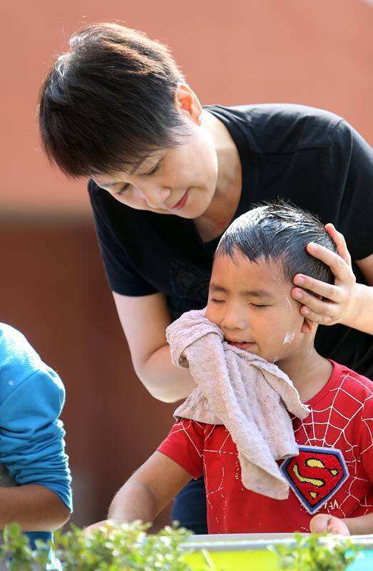 張凱麗、林永健、任魯豫獲學(xué)雷鋒志愿服務(wù)“四個(gè)100”最美志愿者表彰