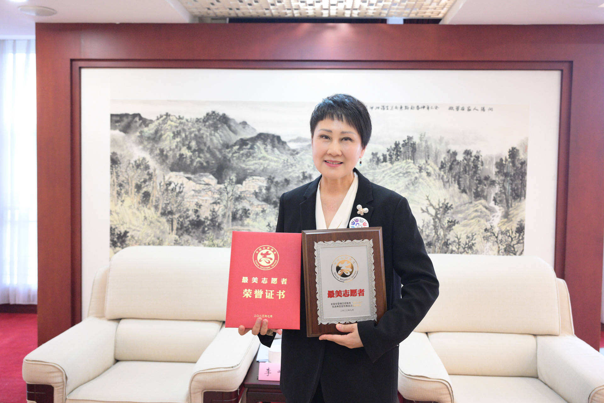 張凱麗、林永健、任魯豫獲學(xué)雷鋒志愿服務(wù)“四個(gè)100”最美志愿者表彰