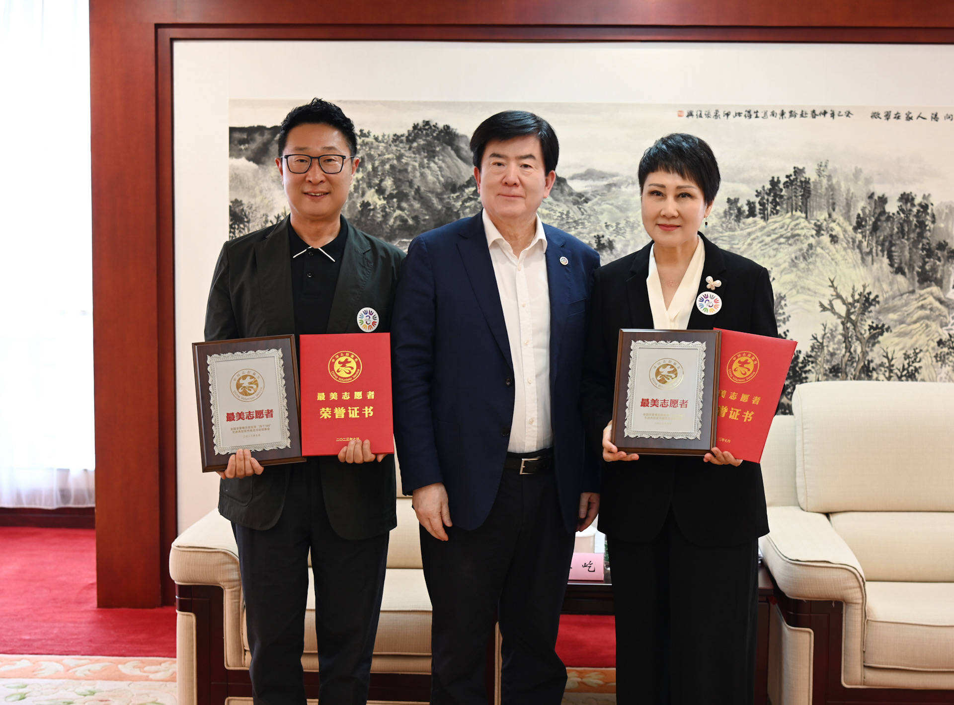 張凱麗、林永健、任魯豫獲學(xué)雷鋒志愿服務(wù)“四個(gè)100”最美志愿者表彰