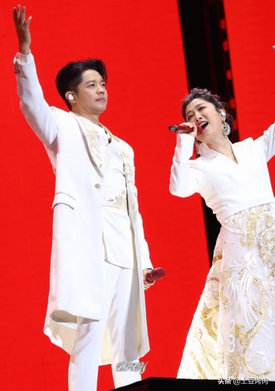 鳳凰傳奇演唱會(huì)全場(chǎng)大合唱，山河圖臺(tái)下卻不唱了，網(wǎng)友：太好笑了 32