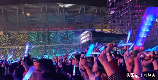 鳳凰傳奇演唱會(huì)全場(chǎng)大合唱，山河圖臺(tái)下卻不唱了，網(wǎng)友：太好笑了 28