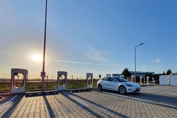 國(guó)家能源局回應(yīng)新能源車高速公路充電難：為何一個(gè)服務(wù)區(qū)只有兩三個(gè)充電樁