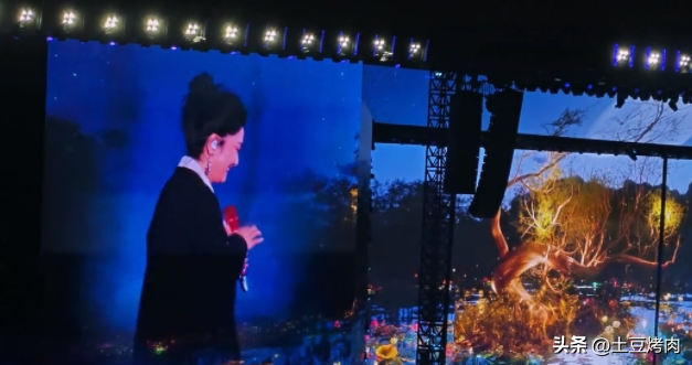 鳳凰傳奇演唱會(huì)全場(chǎng)大合唱，山河圖臺(tái)下卻不唱了，網(wǎng)友：太好笑了 30
