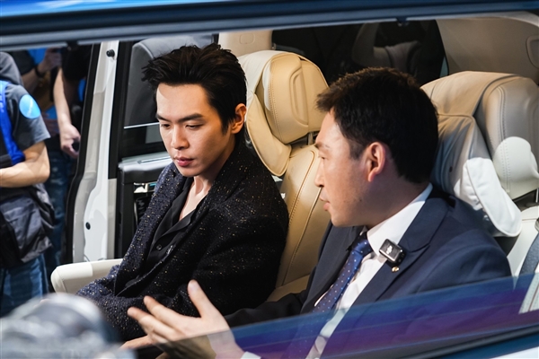 張若昀亮相北京車展：稱《慶余年2》五月中旬播出