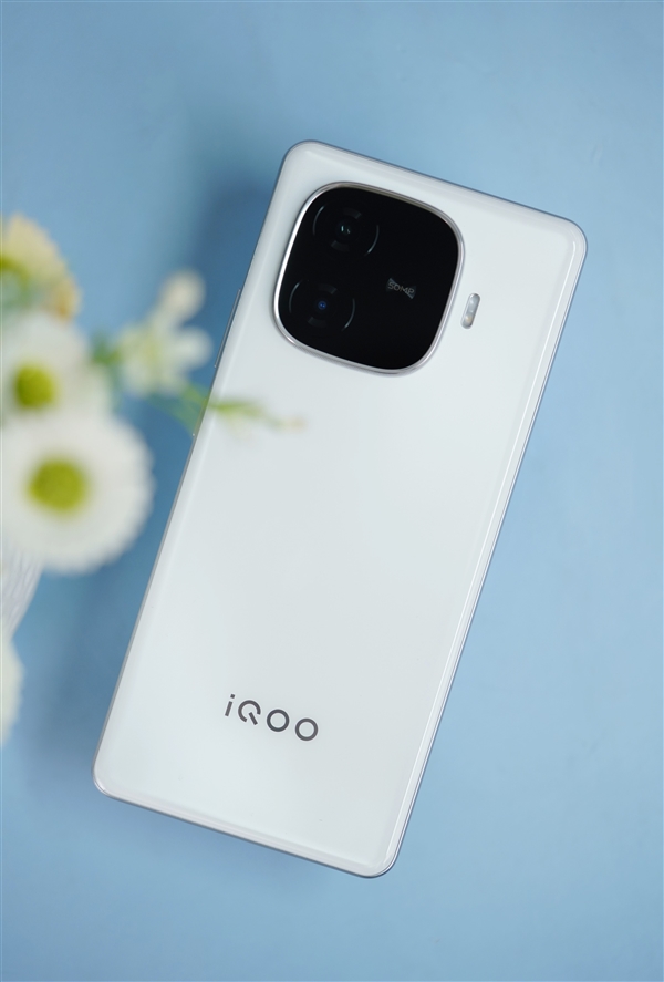 144Hz高刷屏+6000mAh超大電池！iQOO Z9圖賞