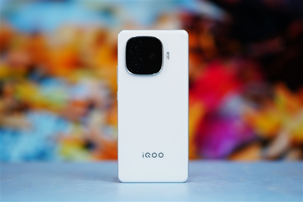 144Hz高刷屏+6000mAh超大電池！iQOO Z9圖賞