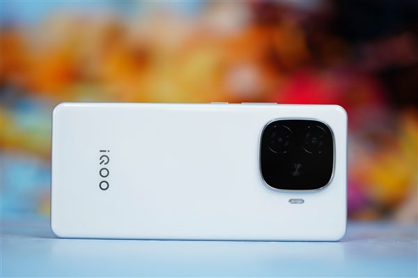 144Hz高刷屏+6000mAh超大電池！iQOO Z9圖賞