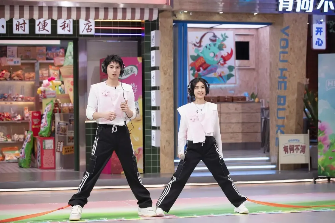 賈冰于洋張子楓胡先煦攜新電影做客好六街，劉宇寧被迫洗了個淋浴高瀚宇被水噴出表情包